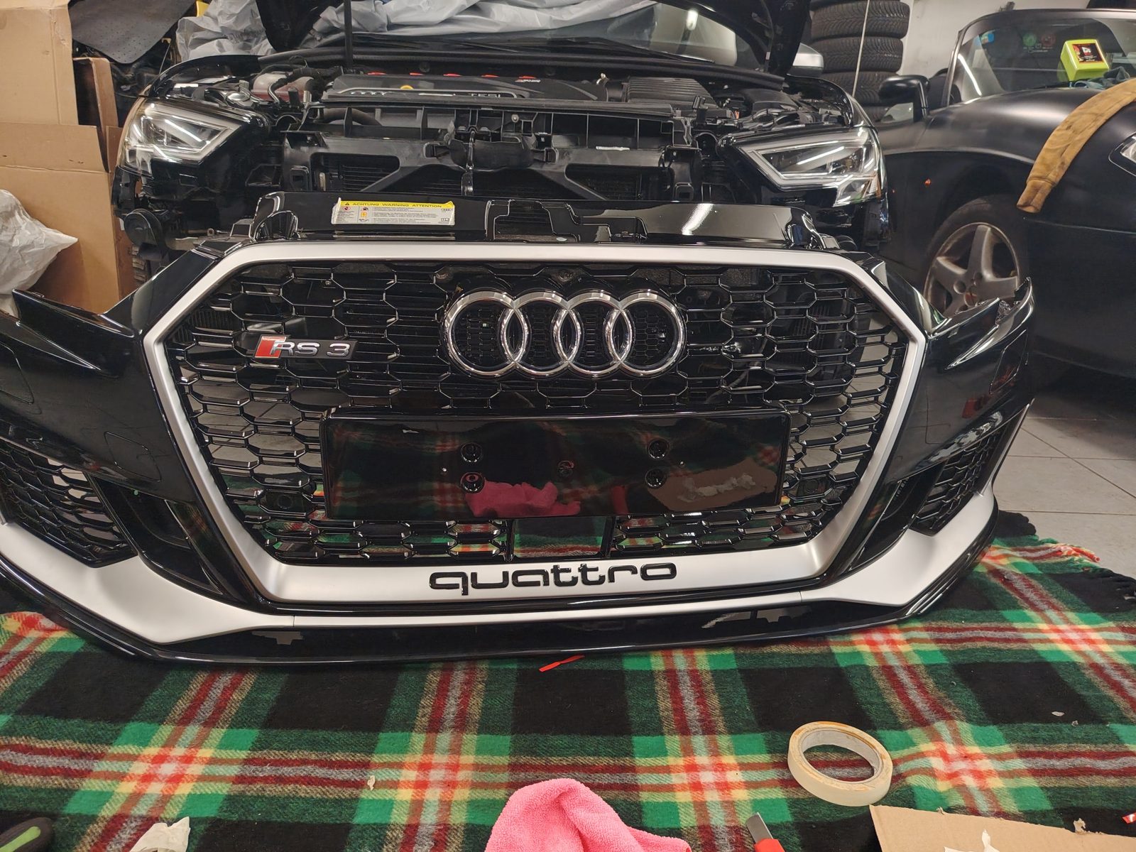 Audi RS3: frontale smontato