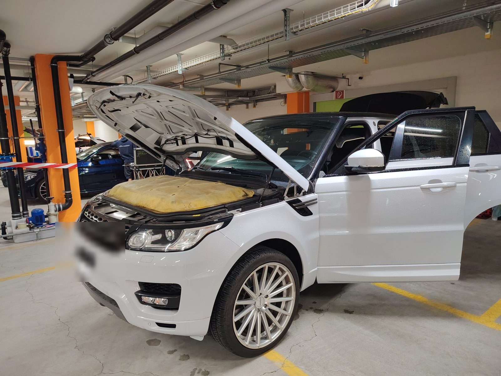 Range Rover: cofano aperto
